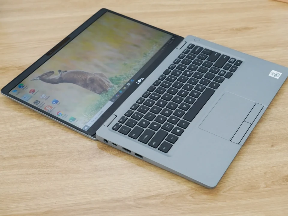 Bản lề thép mở phẳng 180 độ trên Dell Latitude 5310