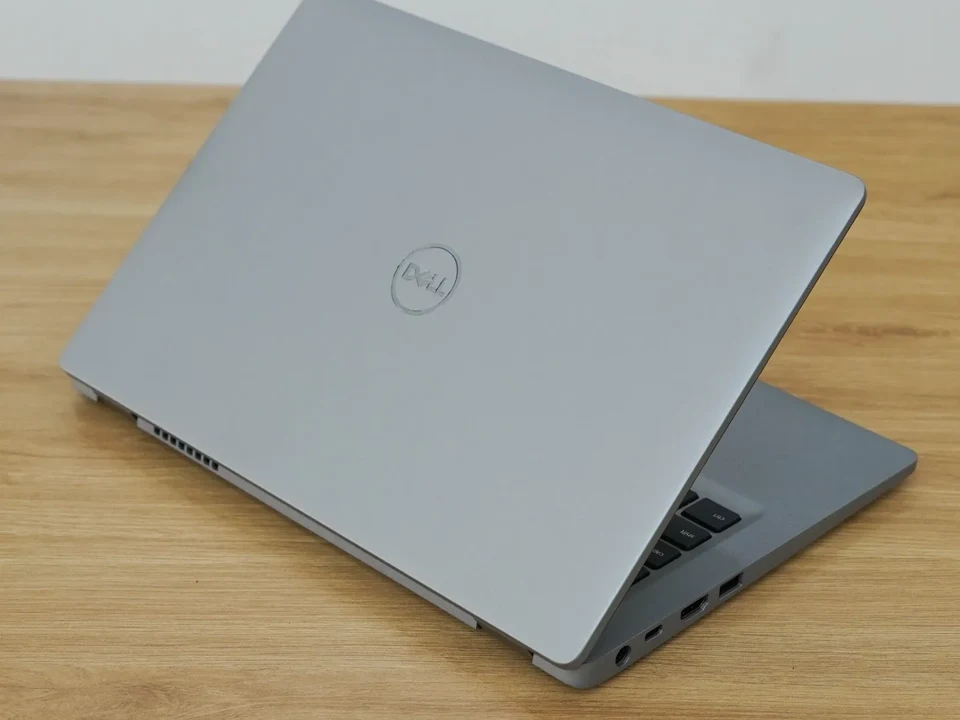 Mặt lưng hợp kim xám bạc Titan Gray của Dell Latitude 5310