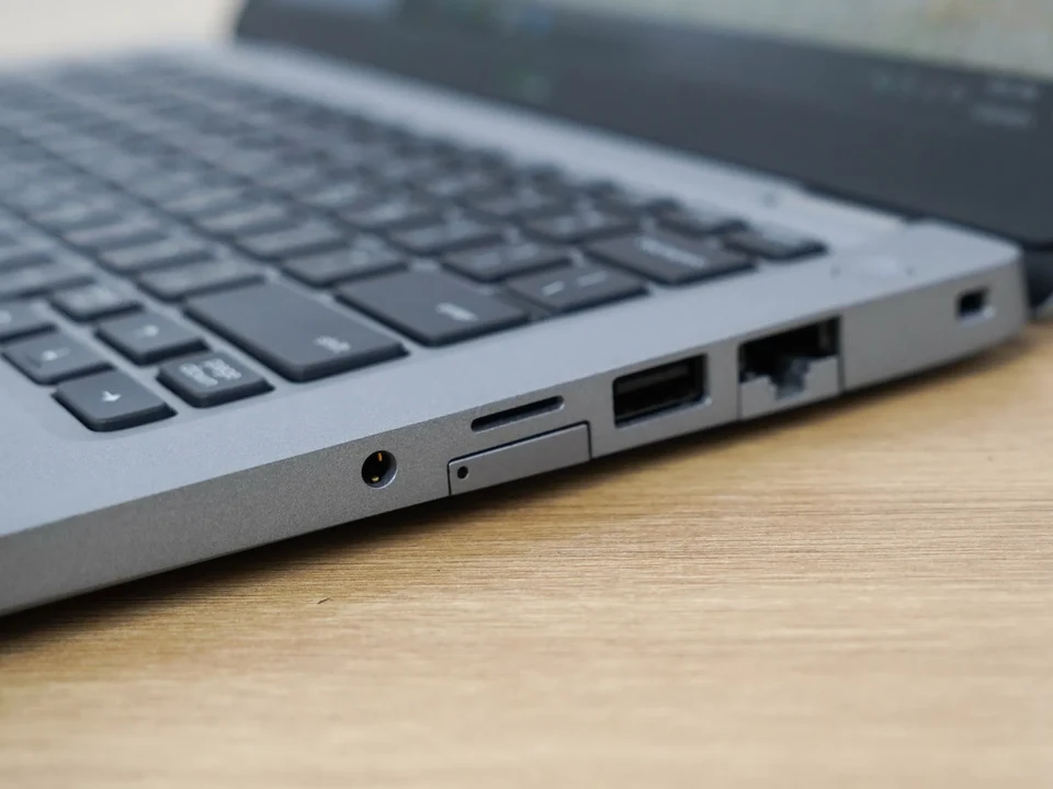 Cổng kết nối cạnh phải Dell Latitude 5310 gồm LAN RJ45, USB 3.2 và MicroSD