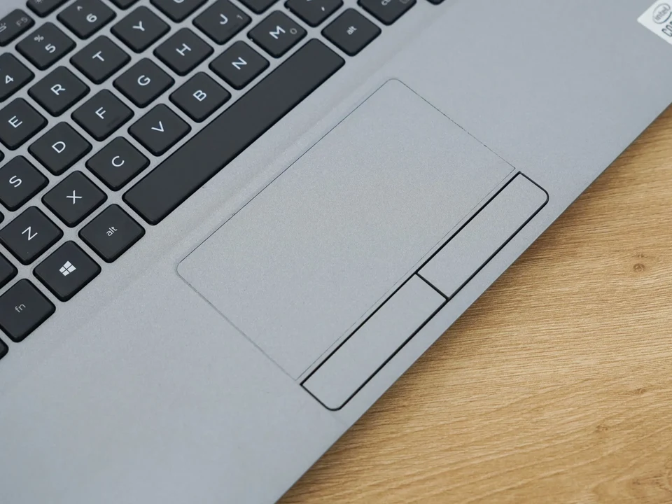 Cận cảnh Touchpad và phím chuột vật lý trên Dell Latitude 5310