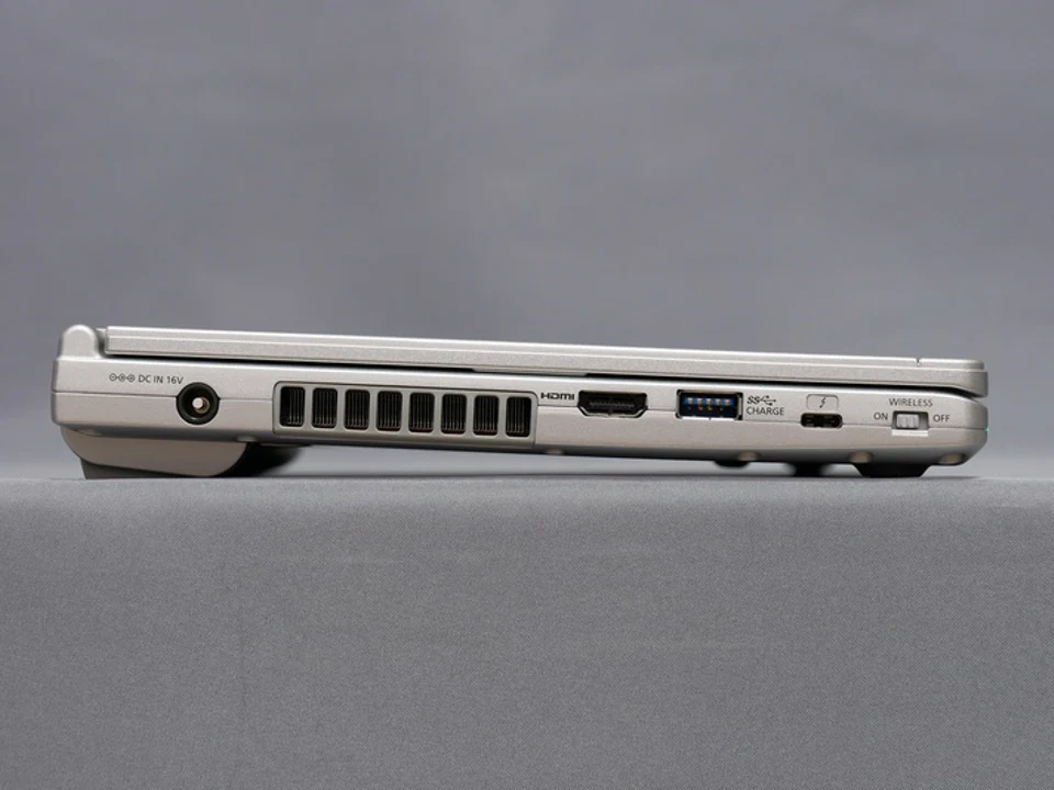 Cổng kết nối cạnh trái Panasonic CF-SV7 gồm HDMI, USB 3.0 và Thunderbolt 3 Type-C