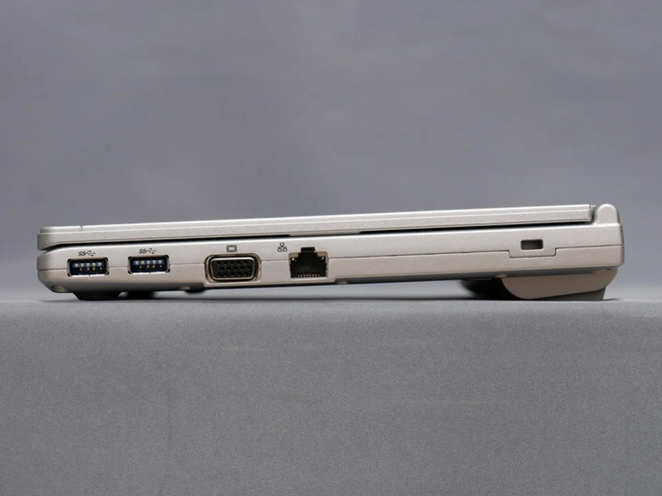 Cổng kết nối cạnh phải Panasonic CF-SV7 gồm 2 cổng USB 3.0, VGA và LAN RJ-45